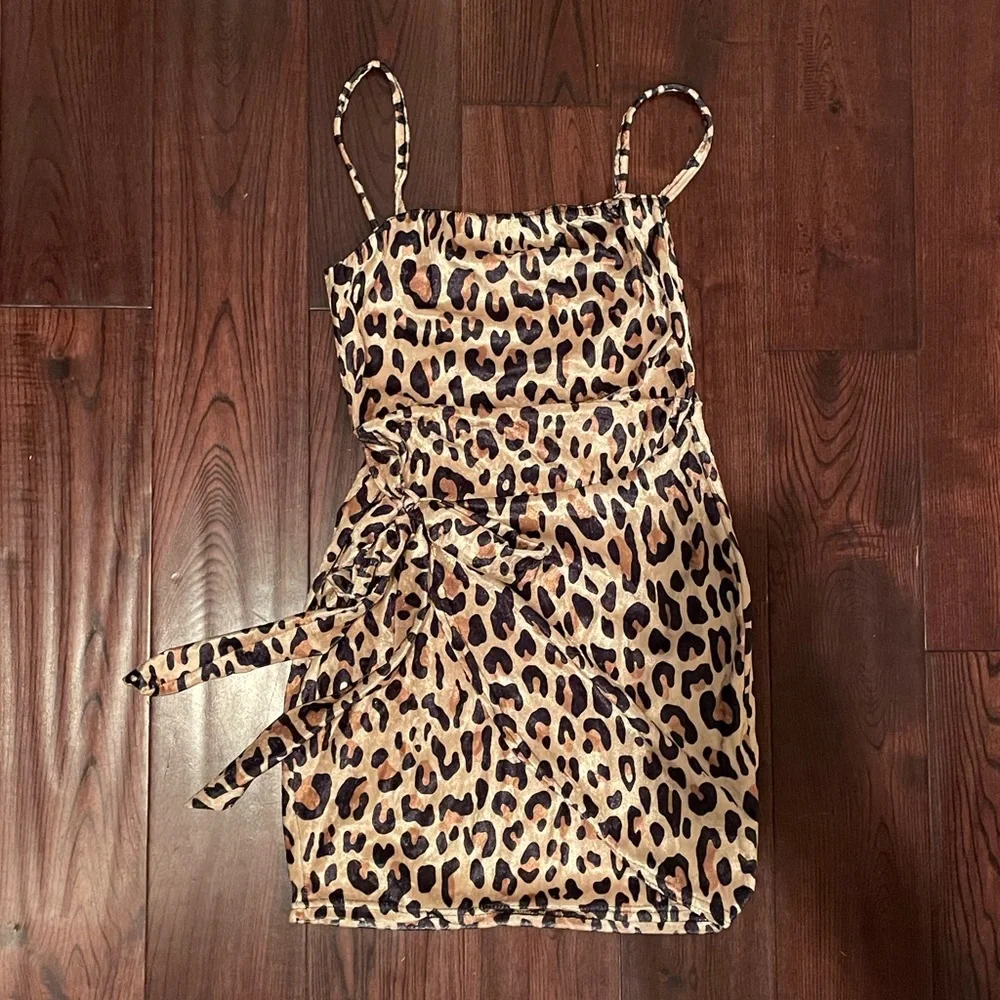 ASOS Rokoko cheetah velvet wrap dress - Picture 4 of 6